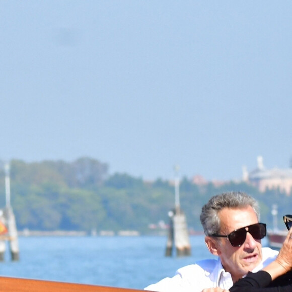 L'ancien président français Nicolas Sarkozy et sa femme Carla Bruni-Sarkozy arrivent à l'aéroport de Venise-Marco Polo et prennent un bateau-taxi lors du 80ème festival international du film de Venise, La Mostra, à Venise, Italie, le 2 septembre 2023. 