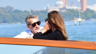 Mostra de Venise 2023 : Carla Bruni et Nicolas Sarkozy enlacés, arrivée très romantique en bateau-taxi