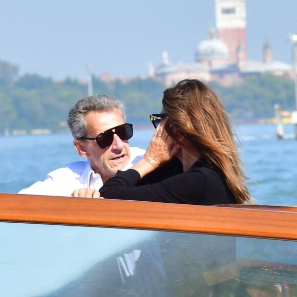Nicolas Sarkozy et Carla Bruni-Sarkozy sont arrivés à la Mostra de Venise
L'ancien président français Nicolas Sarkozy et sa femme Carla Bruni-Sarkozy arrivent à l'aéroport de Venise-Marco Polo et prennent un bateau-taxi lors du 80ème festival international du film de Venise, La Mostra, à Venise. 