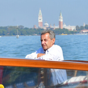 L'ancien président français Nicolas Sarkozy et sa femme Carla Bruni-Sarkozy arrivent à l'aéroport de Venise-Marco Polo et prennent un bateau-taxi lors du 80ème festival international du film de Venise, La Mostra, à Venise, Italie, le 2 septembre 2023. 