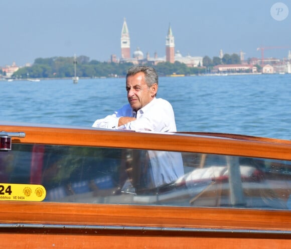 L'ancien président français Nicolas Sarkozy et sa femme Carla Bruni-Sarkozy arrivent à l'aéroport de Venise-Marco Polo et prennent un bateau-taxi lors du 80ème festival international du film de Venise, La Mostra, à Venise, Italie, le 2 septembre 2023. 