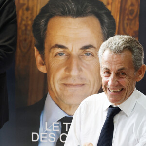 L'ancien président de la République française Nicolas Sarkozy dédicace son livre "Le temps des Combats" à la Librairie du Marché à Deauville, France, le 1er septembre 2023. © Denis Guignebourg/Bestimage 