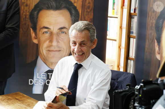 L'ancien président de la République française Nicolas Sarkozy dédicace son livre "Le temps des Combats" à la Librairie du Marché à Deauville, France, le 1er septembre 2023. © Denis Guignebourg/Bestimage 