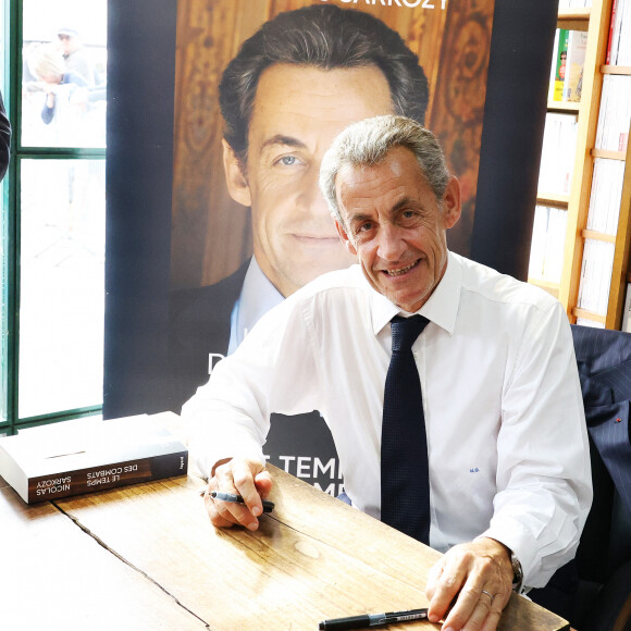 L'ancien président de la République française Nicolas Sarkozy dédicace son livre "Le temps des Combats" à la Librairie du Marché à Deauville, France, le 1er septembre 2023. © Denis Guignebourg/Bestimage 