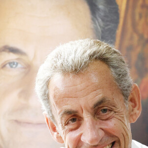 L'ancien président de la République française Nicolas Sarkozy dédicace son livre "Le temps des Combats" à la Librairie du Marché à Deauville, France, le 1er septembre 2023. © Denis Guignebourg/Bestimage 