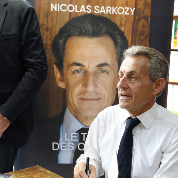 La veille, l'ancien président de la République était en séance de dédicaces à Deauville
L'ancien président de la République française Nicolas Sarkozy dédicace son livre "Le temps des Combats" à la Librairie du Marché à Deauville, France, le 1er septembre 2023. © Denis Guignebourg/Bestimage 