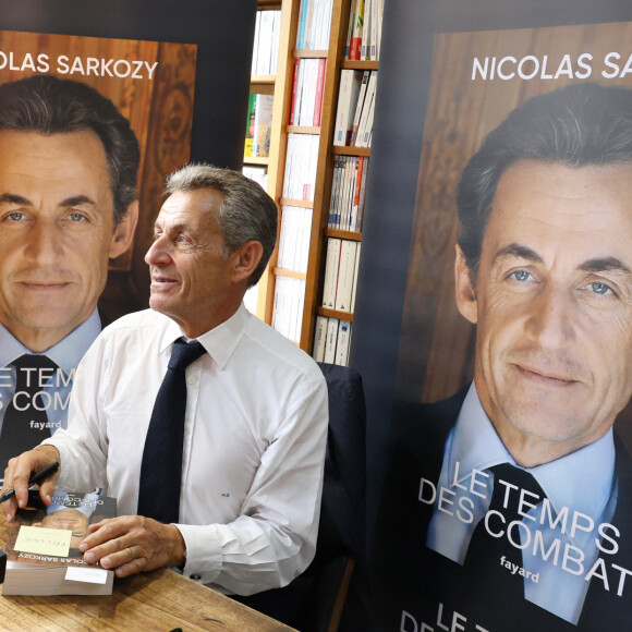 L'ancien président de la République française Nicolas Sarkozy dédicace son livre "Le temps des Combats" à la Librairie du Marché à Deauville, France, le 1er septembre 2023. © Denis Guignebourg/Bestimage 
