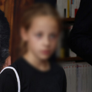 Il était accompagné de sa fille Giulia
L'ancien président de la République française Nicolas Sarkozy dédicace son livre "Le temps des Combats" sous l'oeil attentif de sa fille Giulia à la Librairie du Marché à Deauville, France, le 1er septembre 2023. © Denis Guignebourg/Bestimage 