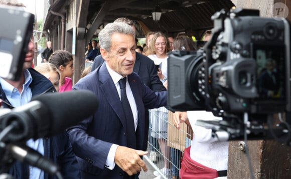 L'ancien président de la République française Nicolas Sarkozy dédicace son livre "Le temps des Combats" à la Librairie du Marché à Deauville, France, le 1er septembre 2023. © Denis Guignebourg/Bestimage 