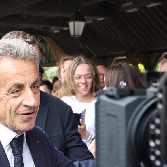 L'ancien président de la République française Nicolas Sarkozy dédicace son livre "Le temps des Combats" à la Librairie du Marché à Deauville, France, le 1er septembre 2023. © Denis Guignebourg/Bestimage 