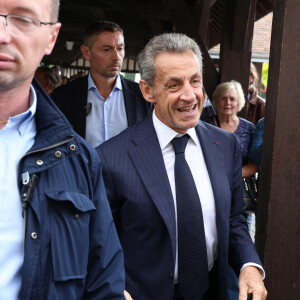 L'ancien président de la République française Nicolas Sarkozy dédicace son livre "Le temps des Combats" à la Librairie du Marché à Deauville, France, le 1er septembre 2023. © Denis Guignebourg/Bestimage 