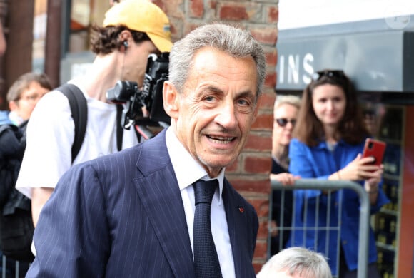 L'ancien président de la République française Nicolas Sarkozy dédicace son livre "Le temps des Combats" à la Librairie du Marché à Deauville, France, le 1er septembre 2023. © Denis Guignebourg/Bestimage  Former French President Nicolas Sarkozy looks on as he signs his new book "Le Temps des Combats" (The Time of Battles) at the Librairie du Marché in Deauville, France, on September 1st, 2023 