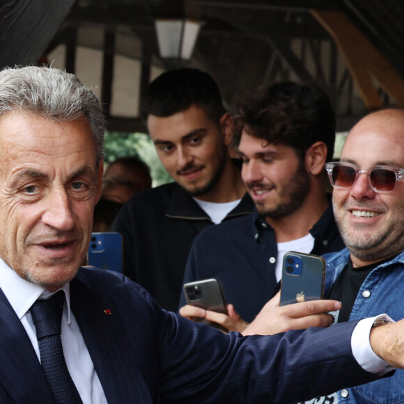 L'ancien président de la République française Nicolas Sarkozy dédicace son livre "Le temps des Combats" à la Librairie du Marché à Deauville, France, le 1er septembre 2023. © Denis Guignebourg/Bestimage  Former French President Nicolas Sarkozy looks on as he signs his new book "Le Temps des Combats" (The Time of Battles) at the Librairie du Marché in Deauville, France, on September 1st, 2023 