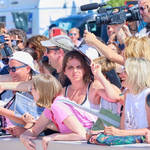 Carla Bruni-Sarkozy mit Fans arrive pour la remise du prix du "Lion d'or pour l'ensemble de sa carrière" lors du 80ème festival international du film de Venise, La Mostra, à Venise, Italie, le 2 septembre 2023. © Action Press/Bestimage 