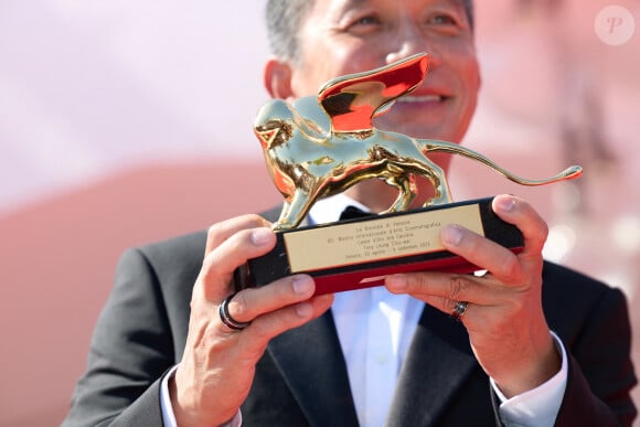 Tony Leung Chiu-wai arrive pour la remise du prix du "Lion d'or pour l'ensemble de sa carrière" lors du 80ème festival international du film de Venise, La Mostra, à Venise, Italie, le 2 septembre 2023. © Action Press/Bestimage