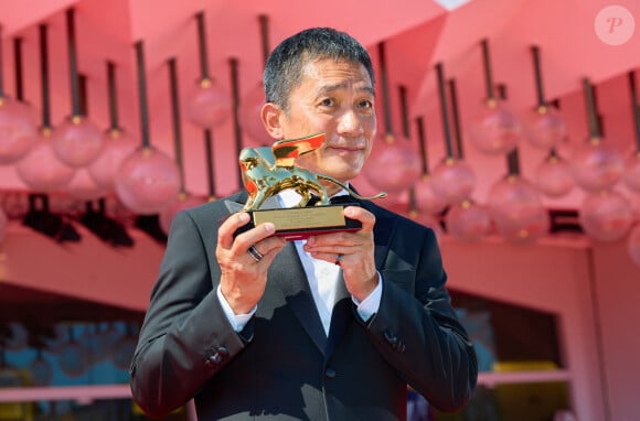 Tony Leung Chiu-wai arrive pour la remise du prix du "Lion d'or pour l'ensemble de sa carrière" lors du 80ème festival international du film de Venise, La Mostra, à Venise, Italie, le 2 septembre 2023. © Action Press/Bestimage