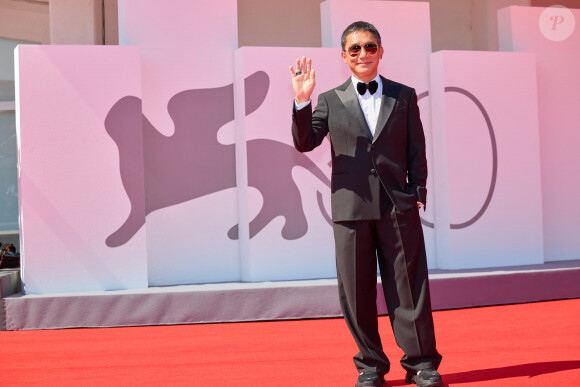 Tony Leung Chiu-wai arrive pour la remise du prix du "Lion d'or pour l'ensemble de sa carrière" lors du 80ème festival international du film de Venise, La Mostra, à Venise, Italie, le 2 septembre 2023. © Action Press/Bestimage