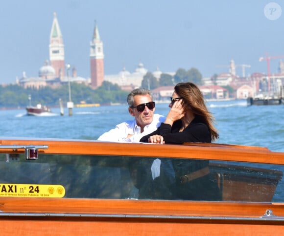 Le couple avait été vu dans un bateau-taxi
L'ancien président français Nicolas Sarkozy et sa femme Carla Bruni-Sarkozy arrivent à l'aéroport de Venise-Marco Polo et prennent un bateau-taxi lors du 80ème festival international du film de Venise, La Mostra, à Venise, Italie, le 2 septembre 2023. 