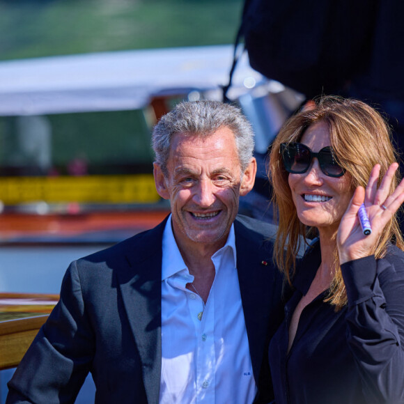 Carla Bruni était arrivée à Venise quelques heures plus tôt avec son mari Nicolas Sarkozy
L'ancien président français Nicolas Sarkozy et sa femme Carla Bruni-Sarkozy arrivent à l'aéroport de Venise-Marco Polo et prennent un bateau-taxi lors du 80ème festival international du film de Venise, La Mostra, à Venise, Italie, le 2 septembre 2023. © Action Press/Bestimage 