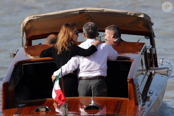 L'ancien président français Nicolas Sarkozy et sa femme Carla Bruni-Sarkozy arrivent à l'aéroport de Venise-Marco Polo et prennent un bateau-taxi lors du 80ème festival international du film de Venise, La Mostra, à Venise, Italie, le 2 septembre 2023. 