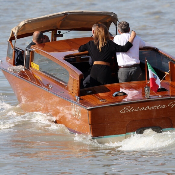 L'ancien président français Nicolas Sarkozy et sa femme Carla Bruni-Sarkozy arrivent à l'aéroport de Venise-Marco Polo et prennent un bateau-taxi lors du 80ème festival international du film de Venise, La Mostra, à Venise, Italie, le 2 septembre 2023. 