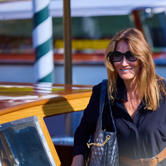 L'ancien président français Nicolas Sarkozy et sa femme Carla Bruni-Sarkozy arrivent à l'aéroport de Venise-Marco Polo et prennent un bateau-taxi lors du 80ème festival international du film de Venise, La Mostra, à Venise, Italie, le 2 septembre 2023. © Action Press/Bestimage 