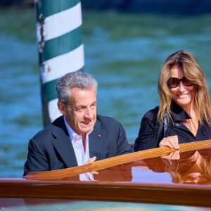 L'ancien président français Nicolas Sarkozy et sa femme Carla Bruni-Sarkozy arrivent à l'aéroport de Venise-Marco Polo et prennent un bateau-taxi lors du 80ème festival international du film de Venise, La Mostra, à Venise, Italie, le 2 septembre 2023. © Action Press/Bestimage 