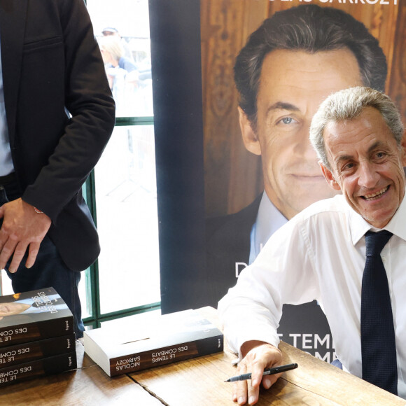 L'ancien président de la République française Nicolas Sarkozy dédicace son livre "Le temps des Combats" à la Librairie du Marché à Deauville, France, le 1er septembre 2023. © Denis Guignebourg/Bestimage 