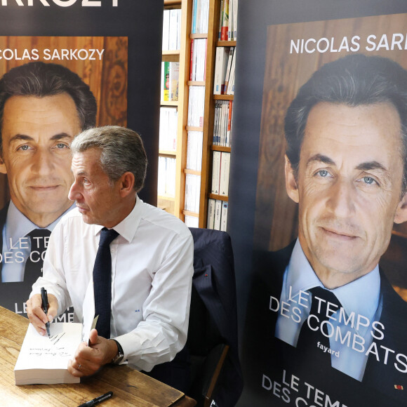 L'ancien président de la République française Nicolas Sarkozy dédicace son livre "Le temps des Combats" à la Librairie du Marché à Deauville, France, le 1er septembre 2023. © Denis Guignebourg/Bestimage 