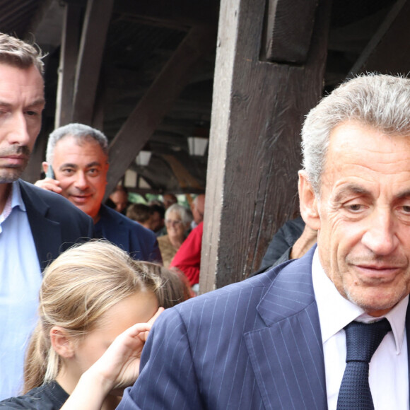 L'ancien président de la République française Nicolas Sarkozy dédicace son livre "Le temps des Combats" à la Librairie du Marché à Deauville, France, le 1er septembre 2023. © Denis Guignebourg/Bestimage 