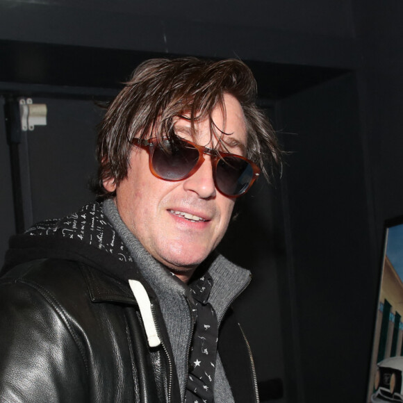 Parmi eux, elle compte le chanteur Thomas Dutronc.
Exclusif - Thomas Dutronc signe le tableau qui sera offert à Claude Lelouch Backstage - Spectacle symphonique Claude Lelouch "D'un film à l'autre" au Palais des Congrès de Paris le 14 novembre 2022. Pour Fêter ses 85 ans et 60 de carrière, Claude Lelouch a créé un ciné-concert, "Claude Lelouch - D'un film à l'autre", dans lequel la musique de ses films est jouée par l'orchestre philharmonique de Prague, au Palais des Congrès à Paris. Sur le gâteau, son chiffre fétiche : 13 car 85 ans (8+5 = 13). Claude Lelouch associe le 13 à toute sa vie professionnelle : sa société "Les films 13" et son cinéma, le "Club 13. © Moreau / Rindoff / Bestimage