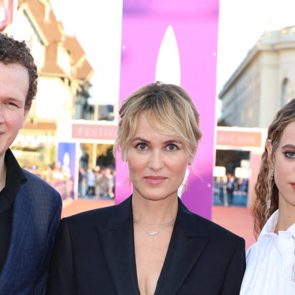 Et Tess, Maurice Barthélemy
Judith Godrèche entre son fils Noé Boon et sa fille Tess Berthelemy à la première du film "Dogman" lors du 49ème Festival du Cinema Americain de Deauville, France, le 2 septembre 2023. © Denis Guignebourg/BestImage 