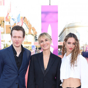 Judith Godrèche entre son fils Noé Boon et sa fille Tess Berthelemy à la première du film "Dogman" lors du 49ème Festival du Cinema Americain de Deauville, France, le 2 septembre 2023. © Denis Guignebourg/BestImage 