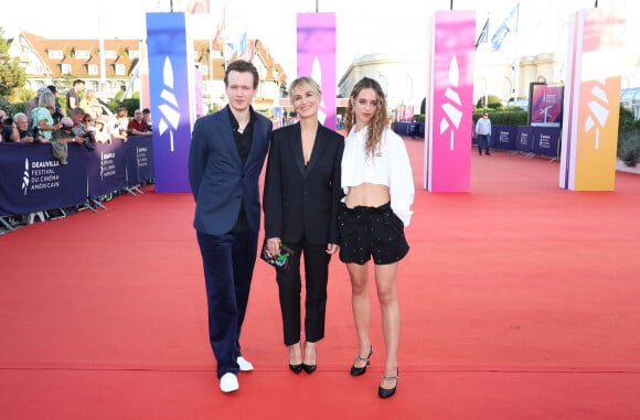 Judith Godrèche entre son fils Noé Boon et sa fille Tess Berthelemy à la première du film "Dogman" lors du 49ème Festival du Cinema Americain de Deauville, France, le 2 septembre 2023. © Denis Guignebourg/BestImage 