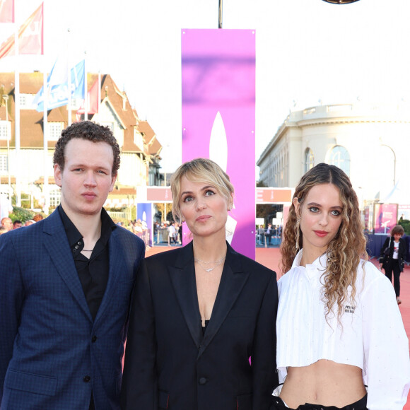 Judith Godrèche entre son fils Noé Boon et sa fille Tess Berthelemy à la première du film "Dogman" lors du 49ème Festival du Cinema Americain de Deauville, France, le 2 septembre 2023. © Denis Guignebourg/BestImage 