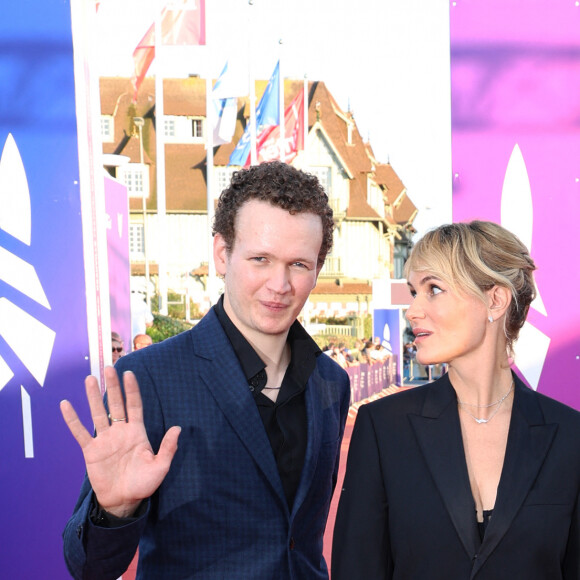Judith Godrèche entre son fils Noé Boon et sa fille Tess Berthelemy à la première du film "Dogman" lors du 49ème Festival du Cinema Americain de Deauville, France, le 2 septembre 2023. © Denis Guignebourg/BestImage 