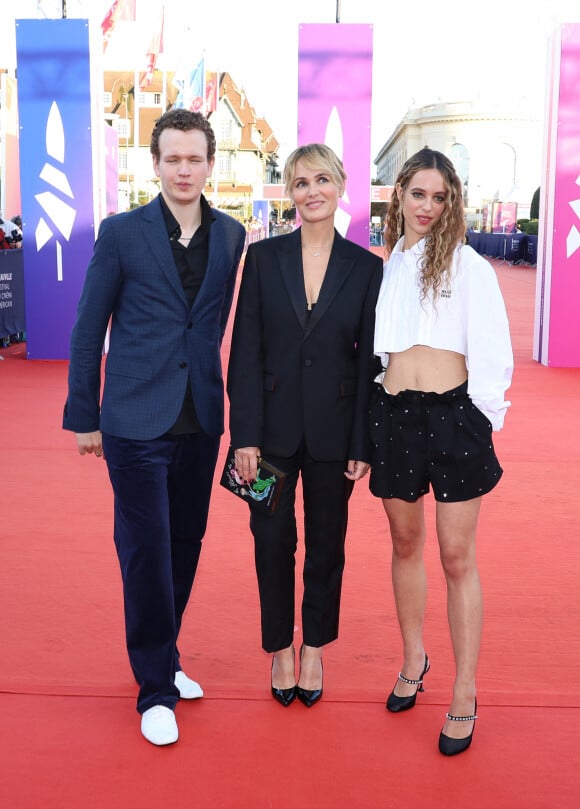 Judith Godrèche entre son fils Noé Boon et sa fille Tess Berthelemy à la première du film "Dogman" lors du 49ème Festival du Cinema Americain de Deauville, France, le 2 septembre 2023. © Denis Guignebourg/BestImage 