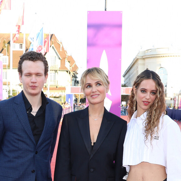 Judith Godrèche entre son fils Noé Boon et sa fille Tess Berthelemy à la première du film "Dogman" lors du 49ème Festival du Cinema Americain de Deauville, France, le 2 septembre 2023. © Denis Guignebourg/BestImage 