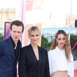 Judith Godrèche entre son fils Noé Boon et sa fille Tess Berthelemy à la première du film "Dogman" lors du 49ème Festival du Cinema Americain de Deauville, France, le 2 septembre 2023. © Denis Guignebourg/BestImage 