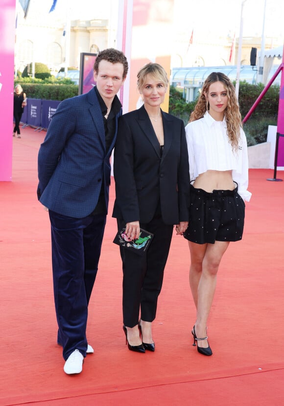 Judith Godrèche entre son fils Noé Boon et sa fille Tess Berthelemy à la première du film "Dogman" lors du 49ème Festival du Cinema Americain de Deauville, France, le 2 septembre 2023. © Denis Guignebourg/BestImage 