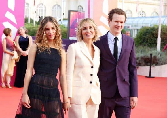 Judith Godrèche entre sa fille Tess Barthélemy et son fils Noé Boon - Les célébrités arrivent à la cérémonie d'ouverture du 49ème Festival du Cinema Americain de Deauville, France, le 1er septembre 2023. © Denis Guignebourg/Bestimage 