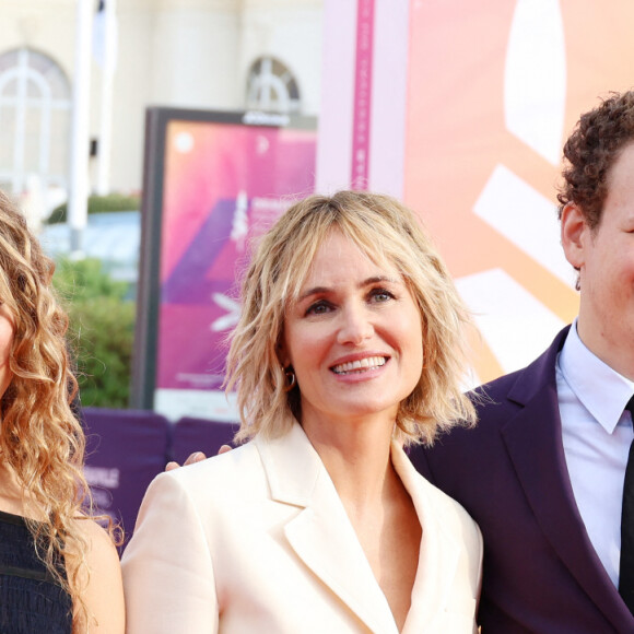 Judith Godrèche entre sa fille Tess Barthélemy et son fils Noé Boon - Les célébrités arrivent à la cérémonie d'ouverture du 49ème Festival du Cinema Americain de Deauville, France, le 1er septembre 2023. © Denis Guignebourg/Bestimage 