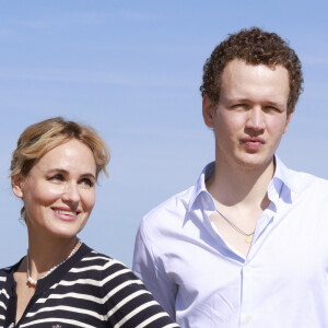 Judith Godrèche entourée de ses enfants Tess Barthélemy et Noé Boon - Photocall de la série "Icon of French Cinema" sur la plage de Deauville lors du 49ème Festival du Cinema Americain de Deauville, France, le 3 septembre 2023. © Christophe Aubert/Bestimage 