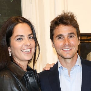 L'occasion de voir qu'après cet été, leur petit Lino a bien grandi ! 
Anouchka Delon et son mari Julien Dereims - Conférence de presse pour la vente de la collection Alain Delon chez Bonhams Cornette de Saint Cyr à Paris le 19 juin 2023. © Coadic Guirec/Bestimage 