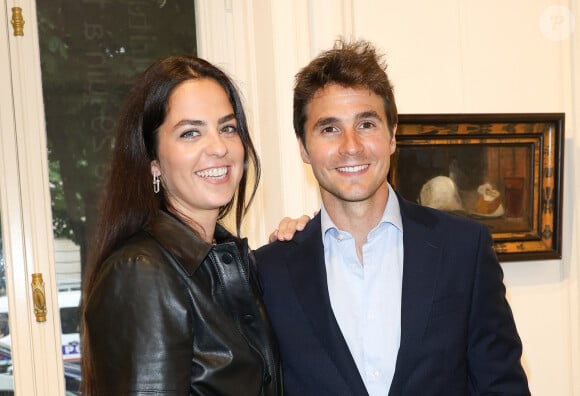 L'occasion de voir qu'après cet été, leur petit Lino a bien grandi ! 
Anouchka Delon et son mari Julien Dereims - Conférence de presse pour la vente de la collection Alain Delon chez Bonhams Cornette de Saint Cyr à Paris le 19 juin 2023. © Coadic Guirec/Bestimage 