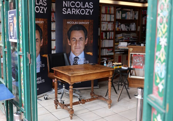 Dans ces 592 pages, il raconte la deuxième partie de son quinquennat.
Nicolas Sarkozy dédicace son livre "Le temps des Combats" à la Librairie du Marché à Deauville, le 1er septembre 2023. © Denis Guignebourg/Bestimage
