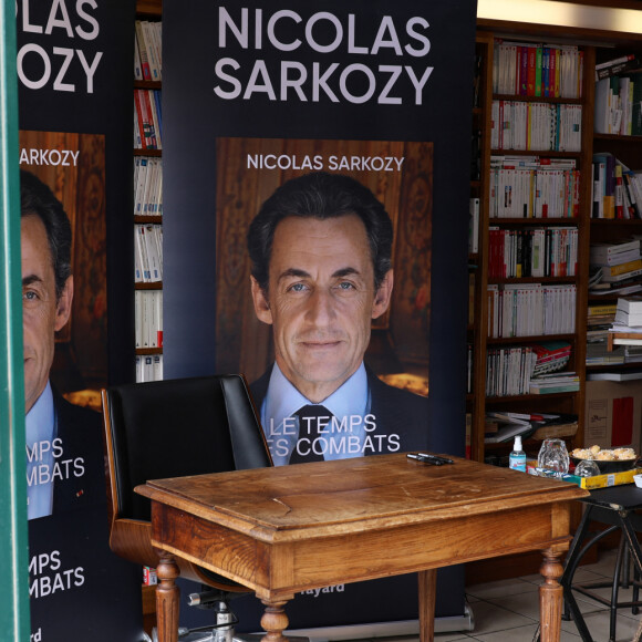 Dans ces 592 pages, il raconte la deuxième partie de son quinquennat.
Nicolas Sarkozy dédicace son livre "Le temps des Combats" à la Librairie du Marché à Deauville, le 1er septembre 2023. © Denis Guignebourg/Bestimage