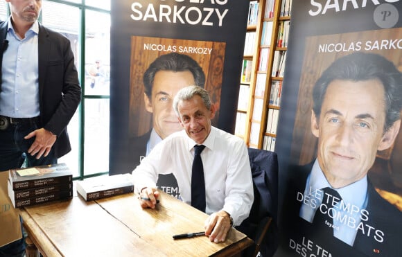Disponible en rayons depuis quelques jours avec son document témoignage, Nicolas Sarkozy a d'ailleurs organisé une séance de dédicaces.
Nicolas Sarkozy dédicace son livre "Le temps des Combats" à la Librairie du Marché à Deauville, le 1er septembre 2023. © Denis Guignebourg/Bestimage