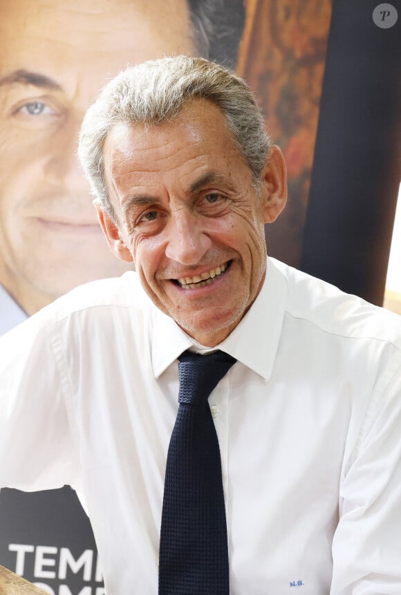 Nicolas Sarkozy dédicace son livre "Le temps des Combats" à la Librairie du Marché à Deauville, le 1er septembre 2023. © Denis Guignebourg/Bestimage