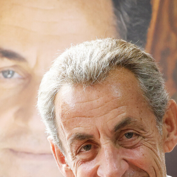 Nicolas Sarkozy dédicace son livre "Le temps des Combats" à la Librairie du Marché à Deauville, le 1er septembre 2023. © Denis Guignebourg/Bestimage